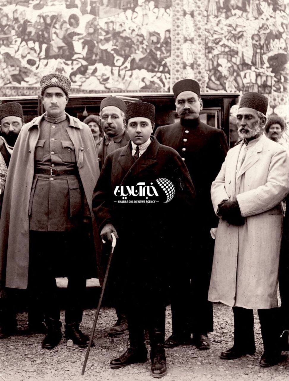 عکس/ رضا پهلوی پشت سر احمدشاه قاجار در دوران نخست وزیری